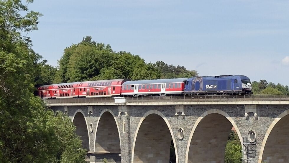 Anfang dieser Woche startete die Mitteldeutsche Regiobahn (MRB) einen Testlauf. Die Idee: Ein zusätzlicher Wagen direkt hinter der Lok soll als Puffer dienen.
