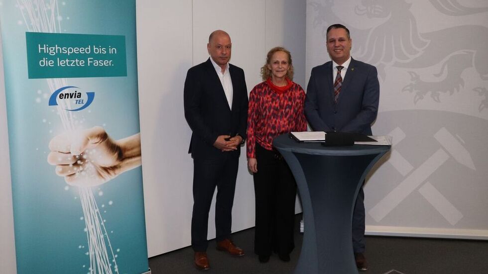 Bei der Vertragsunterzeichnung zum Ausbau der Breitbandinfrastruktur: Geschäftsführer der envia TEL GmbH Stephan Drescher, Staatssekretärin Ines Fröhlich und Landrat Rico Anton (v. l. n. r.).