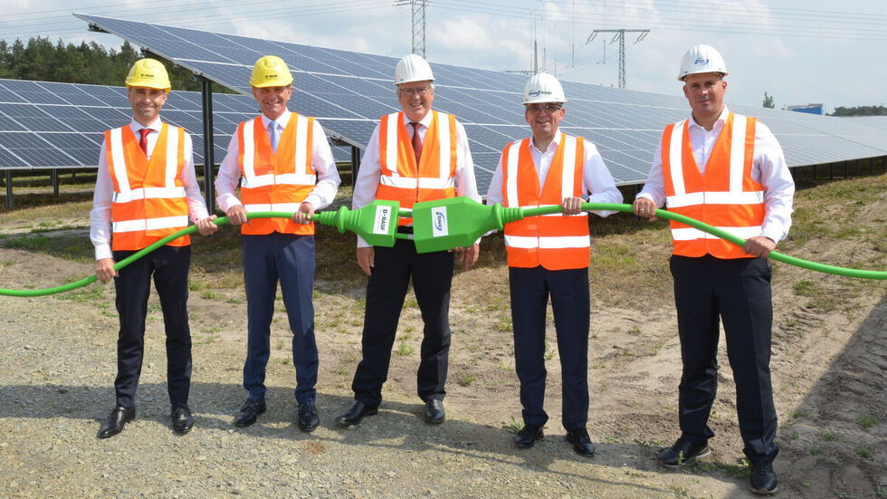 V.l.: Dr. Robert Preusche (Co-Geschäftsführer BASF enviaM Solarpark Schwarzheide GmbH), Jürgen Fuchs (Vorsitzender der Geschäftsführung der BASF Schwarzheide GmbH),  Prof. Dr.-Ing. Förg Steinbach (Minister für Wirtschaft, Arbeit und Energie Brandenburg), Dr. Stephan Lowis (Vorstandsvorsitzender der enviaM AG) und Thomas Kühnert (co-Geschäftsführer der BASF enviaM Schwarzheide GmbH).