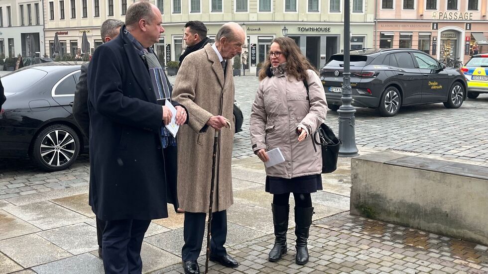 OB Dirk Hilbert (li.) empfängt den Herzog von Kent auf dem Neumarkt. Eine Dolmetscherin (re.) begleitet ihn OB Dirk Hilbert (li.) empfängt den Herzog von Kent auf dem Neumarkt. Eine Dolmetscherin (re.) begleitet ihn