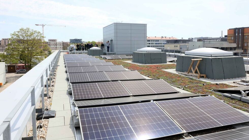 Solarpanels auf dem Dach des Instituts