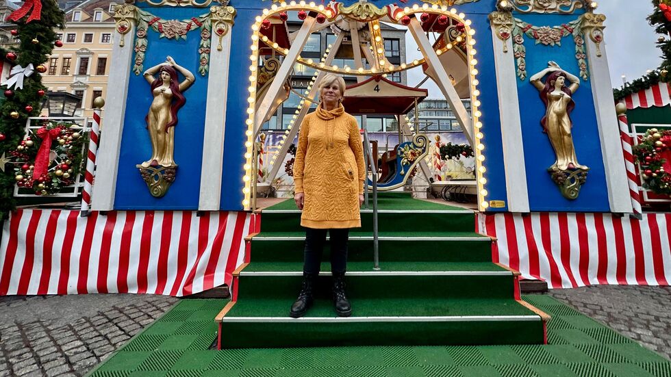 Birgit Schleinitz vor dem Mini-Riesenrad auf dem Leipziger Weihnachtsmarkt. Birgit Schleinitz vor dem Mini-Riesenrad auf dem Leipziger Weihnachtsmarkt.