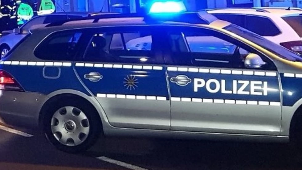 Eine Polizeistreife nachts (Symbolbild). Eine Polizeistreife nachts (Symbolbild).