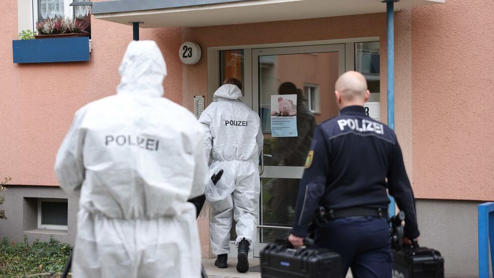 Kriminaltechniker auf dem Weg zum Tatort in Striesen.