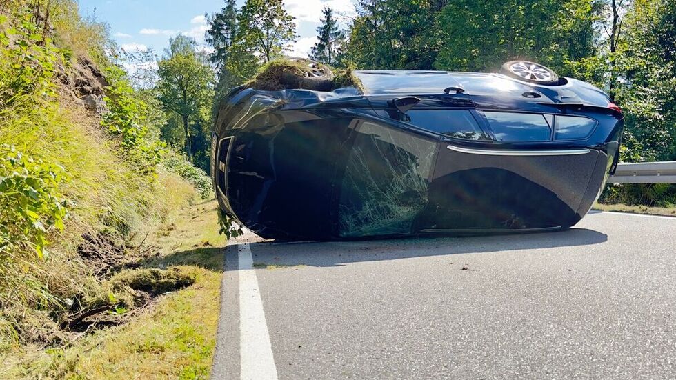 Der Wagen hatte sich überschlagen und war auf der Fahrerseite liegen geblieben.