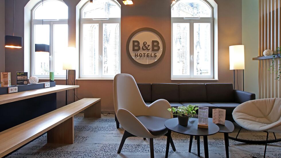 Vor den Fenstern der Hotellobby ragt der Zwickauer Dom in die Höhe. Vor den Fenstern der Hotellobby ragt der Zwickauer Dom in die Höhe.