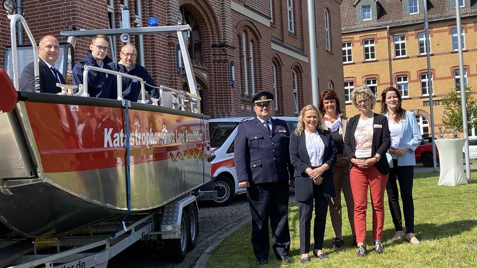 Aron Trippner, Einheitsführer Felix Lange und Jörn-Torsten Kusch (alle drei: DRK-Wasserwacht), Kreisbrandmeister Tobias Pelzer, Grit Klug (Erste Beigeordnete Landkreis OSL), Anett Heyne (Teamleiterin Ehrenamt DRK-Kreisverband Lausitz e.V.), Bianka Sebischka-Klaus (Vorstandsvorsitzende DRK-Kreisverband Lausitz e.V) sowie Nadine Wegner (Amtsleiterin Straßenverkehr und Ordnung Landkreis OSL).  