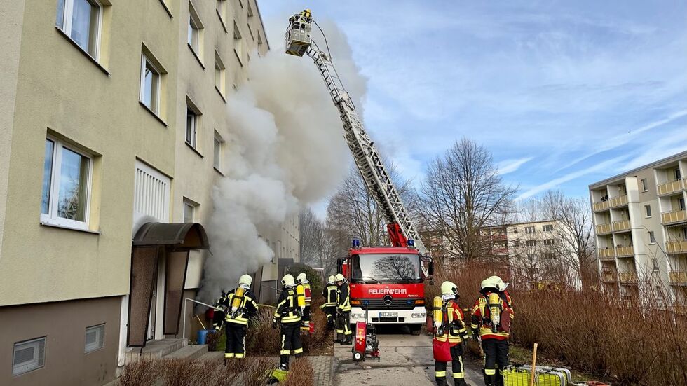 In Aue musste ein Wohnhaus nach einem Kellerbrand evakuiert werden.
