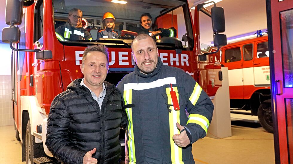 Bürgermeister Tino Obst (l.), Wehrleiter Christian Bräuer (r.) und die Kameraden und Kameradinnen der Lichtentanner Feuerwehr freuen sich, dass die Kinderfeuerwehr bald starten kann.