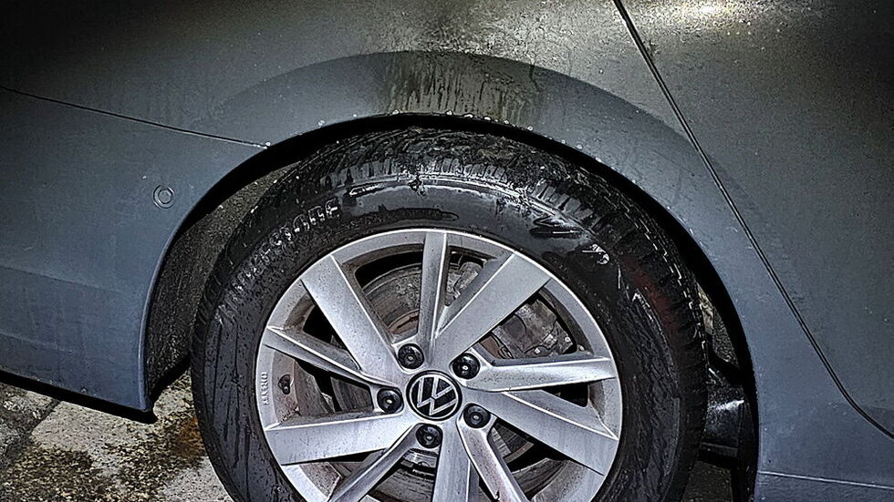 Oberhalb des rechten Hinterreifens sieht man die Spuren vom Feuer. 