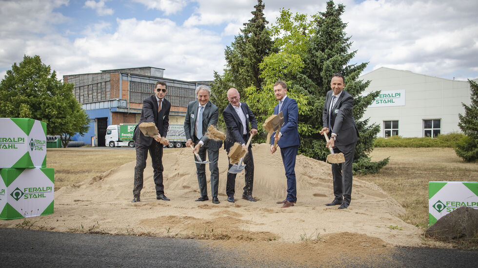 v.l.n.r.: Eng. Giacomo Mareschi Danieli - CEO von Danieli & C. Officine Meccaniche S.p.A., Guiseppe Pasini - Vorsitzender der Feralpi-Gruppe, Uwe Reinecke - Werksdirektor, Michael Kretzschmer – Ministerpräsident Freistaat Sachsen, Marco Müller - Oberbürgermeister Stadt Riesa 