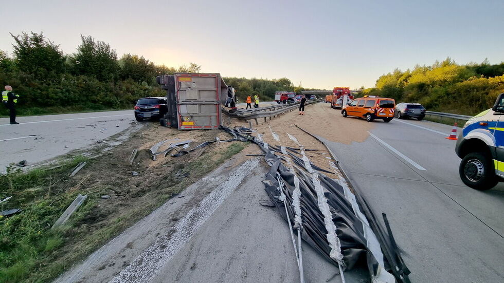 Bei dem Unfall schob der Laster ein anderes Auto mit auf die Gegenfahrbahn.