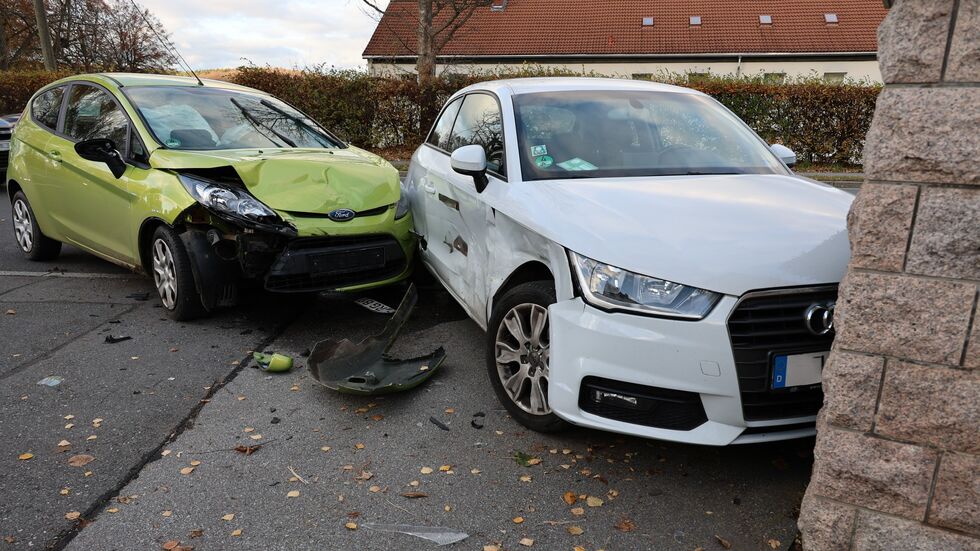 Beide Fahrzeuge mussten abgeschleppt werden.