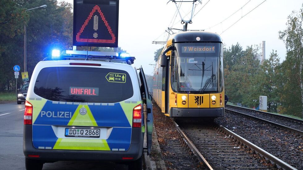 Eine Straßenbahn der Linie 7 hatte den Fußgänger erfasst.