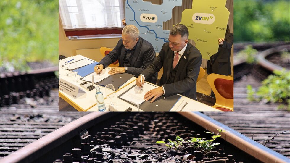 Landrat Michael Geisler, Verbandsvorsitzender des ZVOE, und Landrat Udo Witschas, Verbandsvorsitzender des ZVON, bei der Unterzeichnung des Vertrags