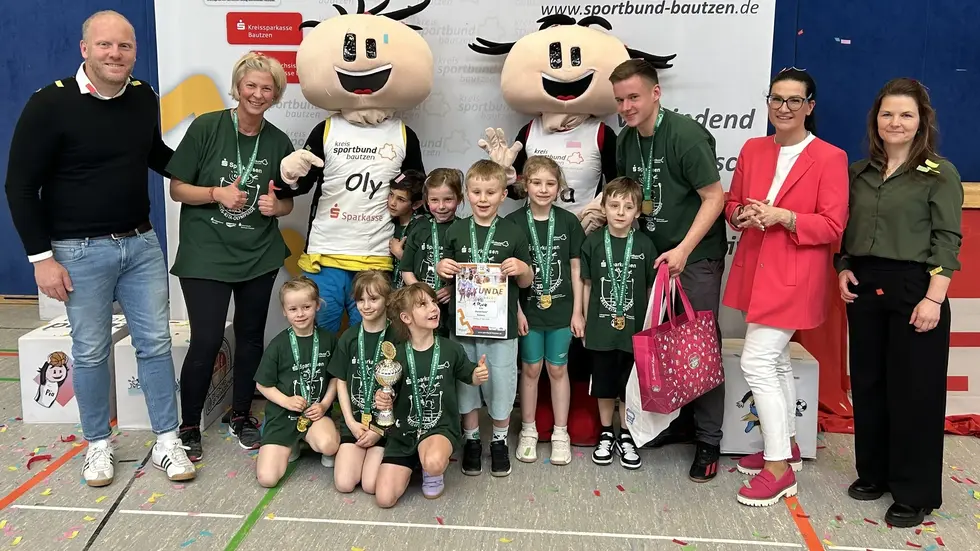 v.l.n.r.: Der Kamenzer Oberbürgermeister Michael Preuß, die Gewinner der Kita „Kunterbunt“ aus Kamenz, Landkreis-Dezernentin Kristin Penther und die Vertreterin der Ostsächsischen Sparkasse, Dresden Madlen Oehme.