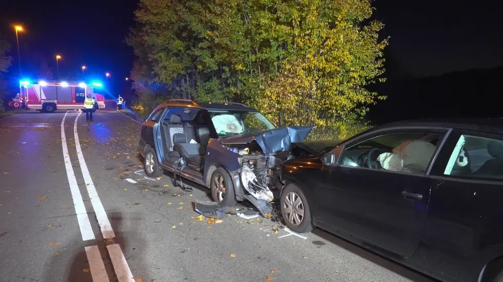 Zwei Autos sind frontal zusammengestoßen.