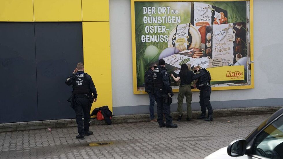 Die Einsatzkräfte auf dem Supermarktparkplatz.