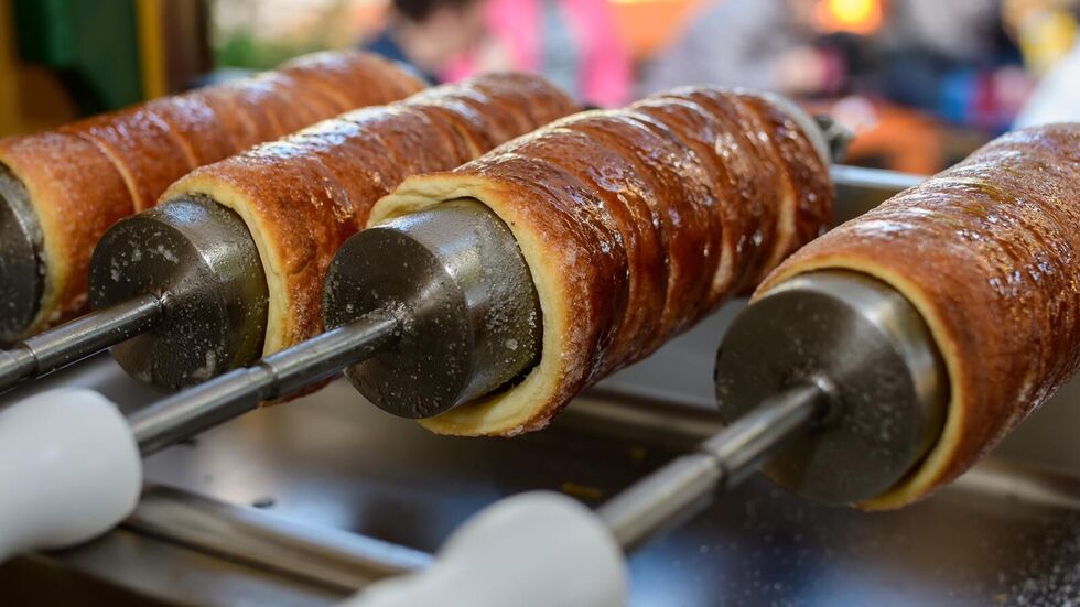 Eine begehrte Leckerei auf dem Sternenmarkt: Baumstriezel.