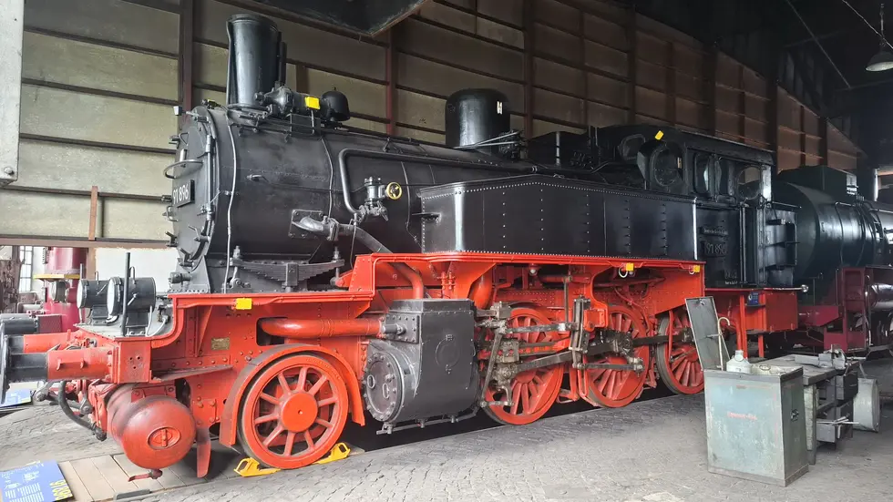 PIKO stellt am 27. Mai im Eisenbahnmuseum Chemnitz-Hilbersdorf sein neues TT-Modell der preußischen Tenderlok T 9.3 vor – direkt vor dem Original 91 896.