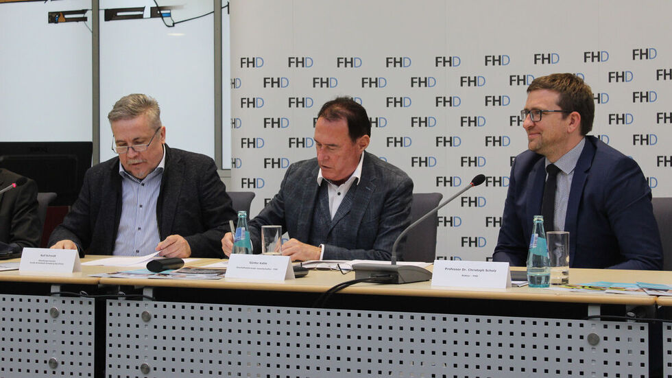 Oberbürgermeister Rolf Schmidt, Geschäftsführender Gesellschafter der FH Günter Kahle und Rektor Christoph Scholz (v.l.n.r.) bei der Vertragsunterzeichnung.  