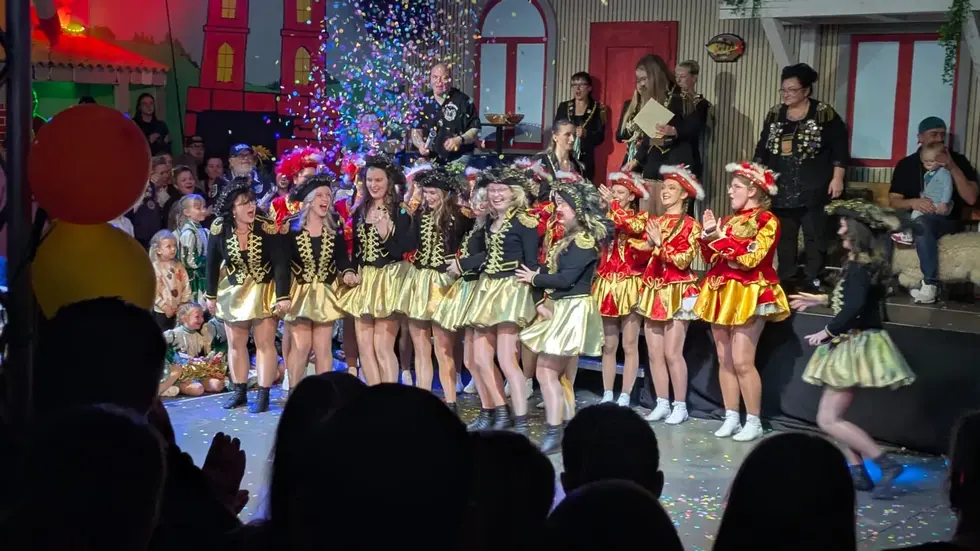 Jubel über den (Doppel)-Sieg: die Wilsdruffer Goldstückchen (in schwarz-gold) und die Funkengarde der Karnevalsvereinigung Stollberg 