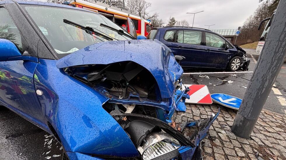Bei dem Unfall wurden die beiden Fahrzeuge schwer beschädigt. Bei dem Unfall wurden die beiden Fahrzeuge schwer beschädigt.