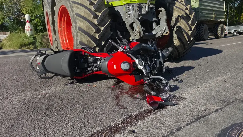 Schwerer Unfall auf der Leipziger Straße in Chemnitz: Eine Ducati kollidiert mit einem abbiegenden Traktor. Der 40-jährige Biker wird schwer verletzt.