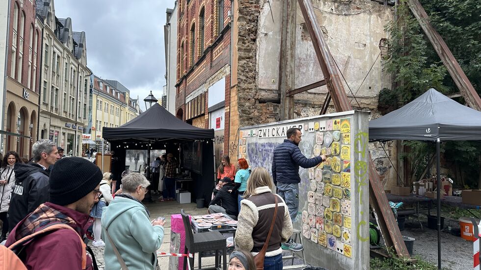 Nach und nach setzte Marco Reuter die bemalten Kacheln an die Wand.