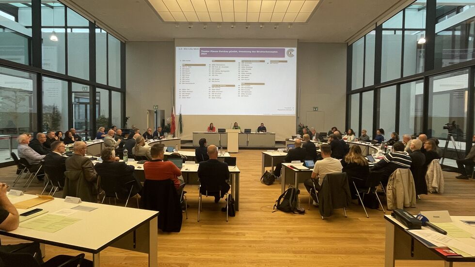 Stadtratssitzung am Donnerstag im Bürgersaal -
das Theater-Thema wurde in der Tagesordnung nach vorn gezogen.    Stadtratssitzung am Donnerstag im Bürgersaal -
das Theater-Thema wurde in der Tagesordnung nach vorn gezogen.