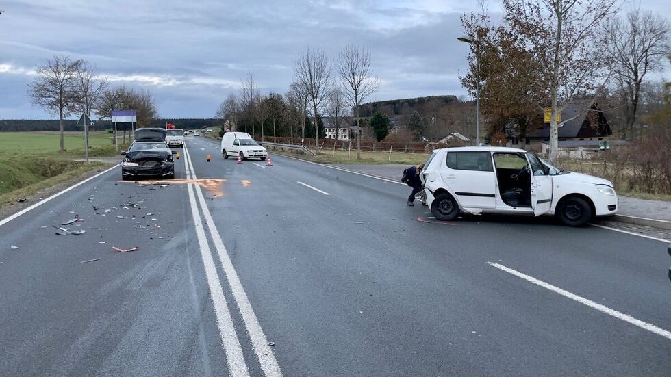 Drei Menschen kamen nach dem Unfall in eine Klinik.