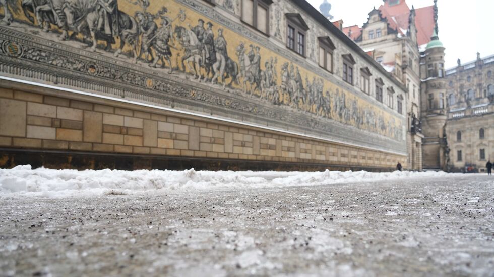 Trotz Streumaßnahmen waren die Gehwege in Dresden stellenweise spiegelglatt