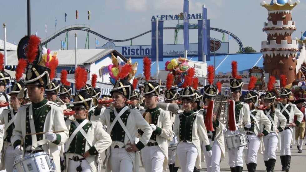 Die Radeberger Spielleute zum traditionellen Trachten- und Schützenzug auf dem Oktoberfest in München.