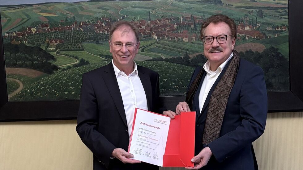 Bereits am 3. Februar wurde auch Crimmitschau Mitglied der "Stifterfamilie". Im Bild mit Andreas Fohrmann: OB André Raphael