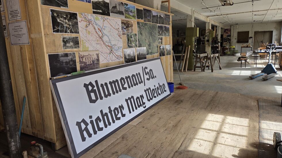 In der ehemaligen Produktionshalle gibt es Bilder alter Industriestandorte mit dem Vergleich zu heute. In der ehemaligen Produktionshalle gibt es Bilder alter Industriestandorte mit dem Vergleich zu heute.