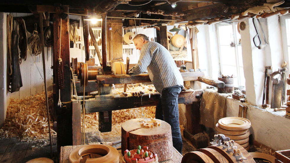 Das Reifendrehen gehört zu den alten Techniken in der Spielzeugmacherei.