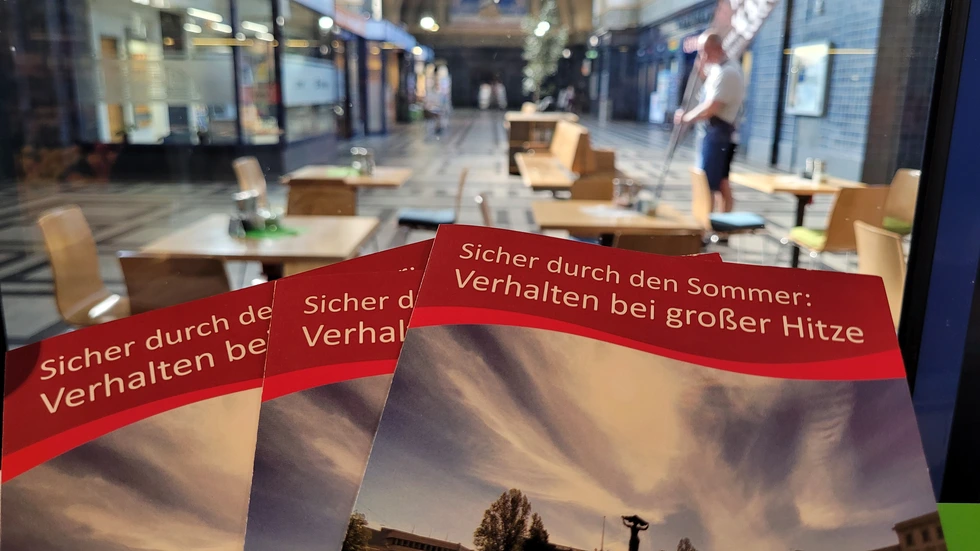 Das Hitze-Faltblatt der Stadtverwaltung liegt an vielen öffentlichen Punkten aus, wie hier im Biomarkt im Görlitzer Bahnhof. Das Hitze-Faltblatt der Stadtverwaltung liegt an vielen öffentlichen Punkten aus, wie hier im Biomarkt im Görlitzer Bahnhof.