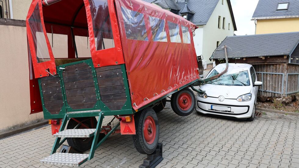 Die Pferde gingen dem Kutscher durch und das Gefährt rammte einen VW. Die Pferde gingen dem Kutscher durch und das Gefährt rammte einen VW.