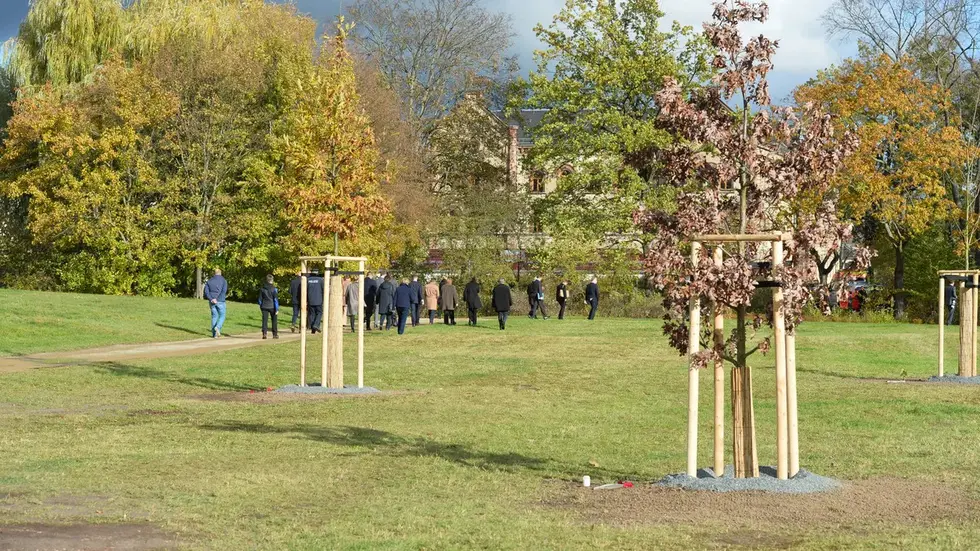 Zum stillen Gedenken im Schwanenteichpark sind alle Bürgerinnen und Bürger eingeladen. Zum stillen Gedenken im Schwanenteichpark sind alle Bürgerinnen und Bürger eingeladen.