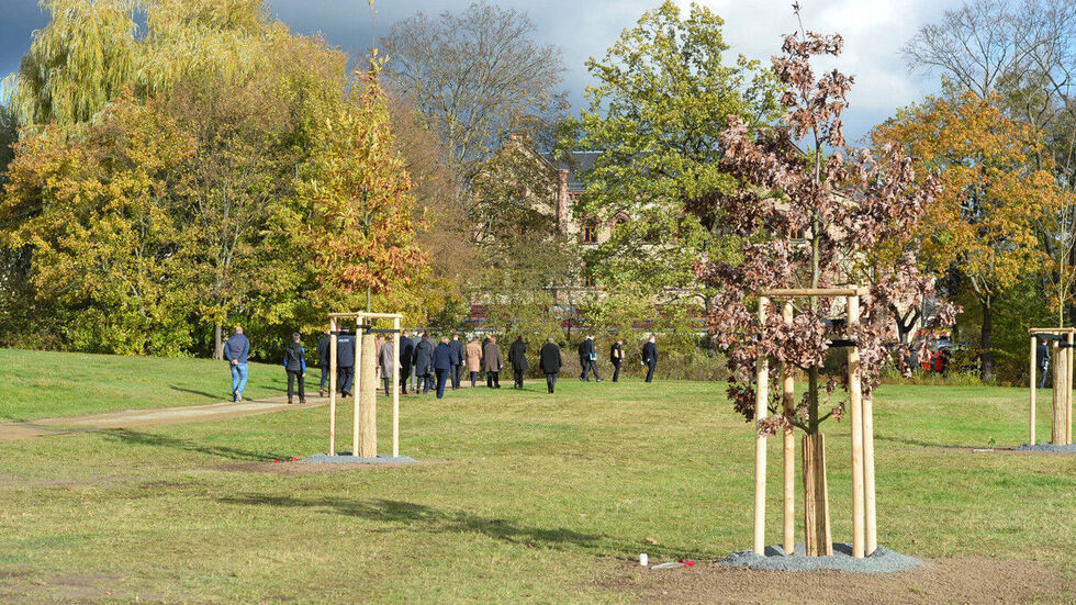 Der NSU-Gedenkort am Schwanenteich beim Besuch von Kanzlerin Merkel 2019 Der NSU-Gedenkort am Schwanenteich beim Besuch von Kanzlerin Merkel 2019