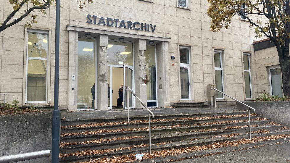 Im ehemaligen Sparkassen-Gebäude an der Crimmitschauer Straße 1/1A öffnet demnächst das neue Stadtarchiv.