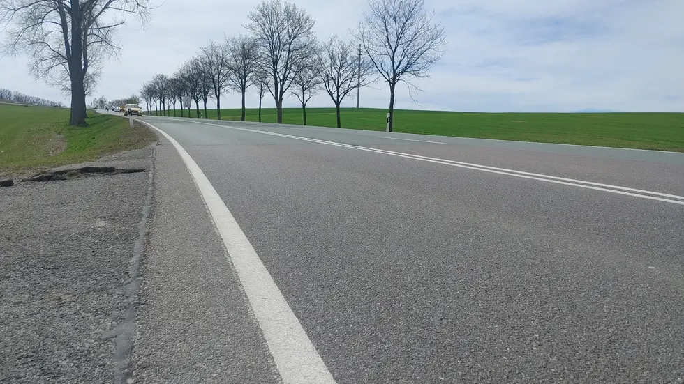 Die B 95 wird am Harthauer Berg voll gesperrt. Warum gerade hier, fragen Autofahrer, die auf vielen anderen Straßen nicht wissen, wie sie den hunderten und aberhunderten Schlaglöchern ausweichen sollen ... Die B 95 wird am Harthauer Berg voll gesperrt. Warum gerade hier, fragen Autofahrer, die auf vielen anderen Straßen nicht wissen, wie sie den hunderten und aberhunderten Schlaglöchern ausweichen sollen ...