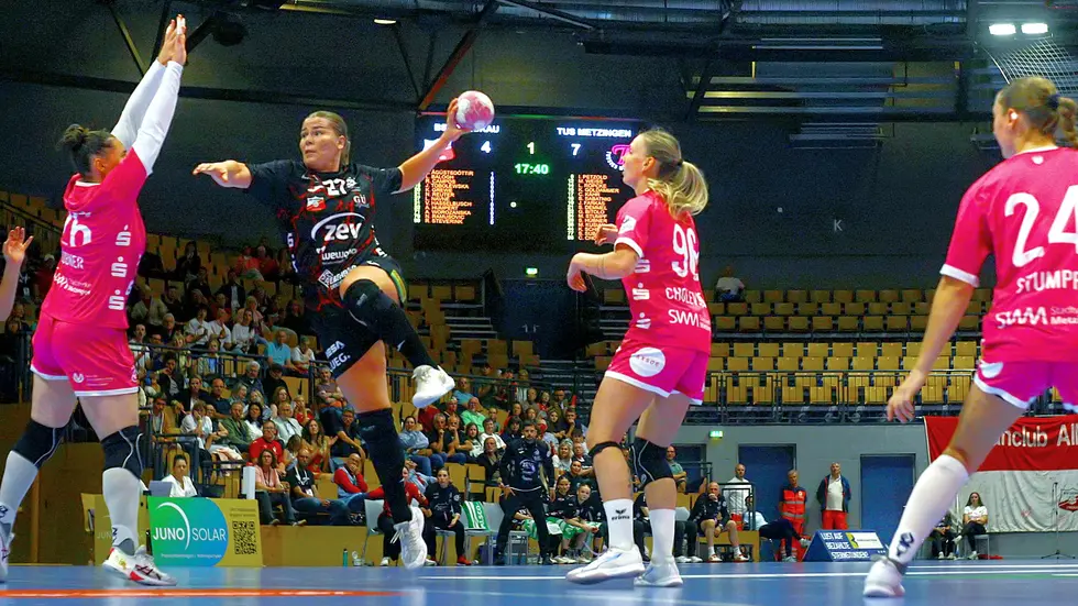 Liv Navne (schwarzes Trikot) versenkte sieben ihrer 15 Würfe im gegnerischen Tor. 765 Zuschauer kamen in die Sparkassen-Arena, um den BSV nach vorn zu peitschen.