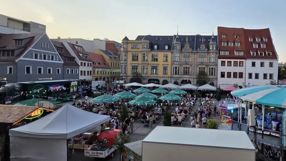 Auch tagsüber fanden viele Besucher den Weg in die Innenstadt und saugten die Atmosphäre beim Zwickauer Stadtsommer auf. Auch tagsüber fanden viele Besucher den Weg in die Innenstadt und saugten die Atmosphäre beim Zwickauer Stadtsommer auf.