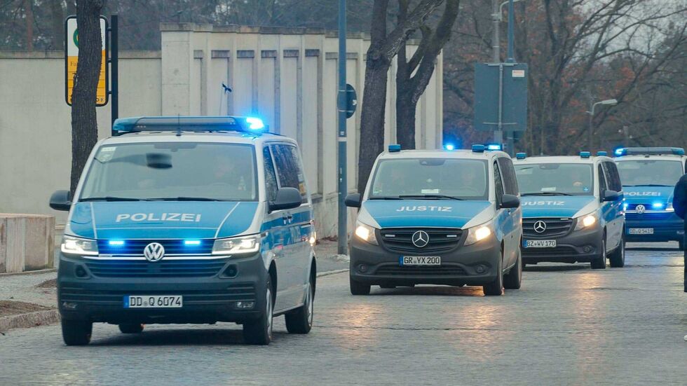 Mit viel Blaulicht werden die Angeklagten am OLG Dresden vorgefahren.