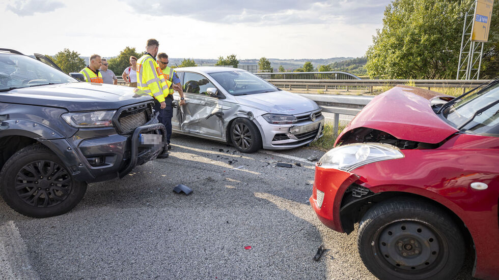 Die Fahrzeuge unmittelbar nach dem Unfall.