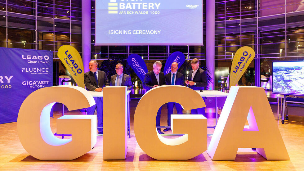 Vertragsunterzeichnung für die GigaBattery Jänschwalde 1000 mit Vertretern von Leag und Fluence.
