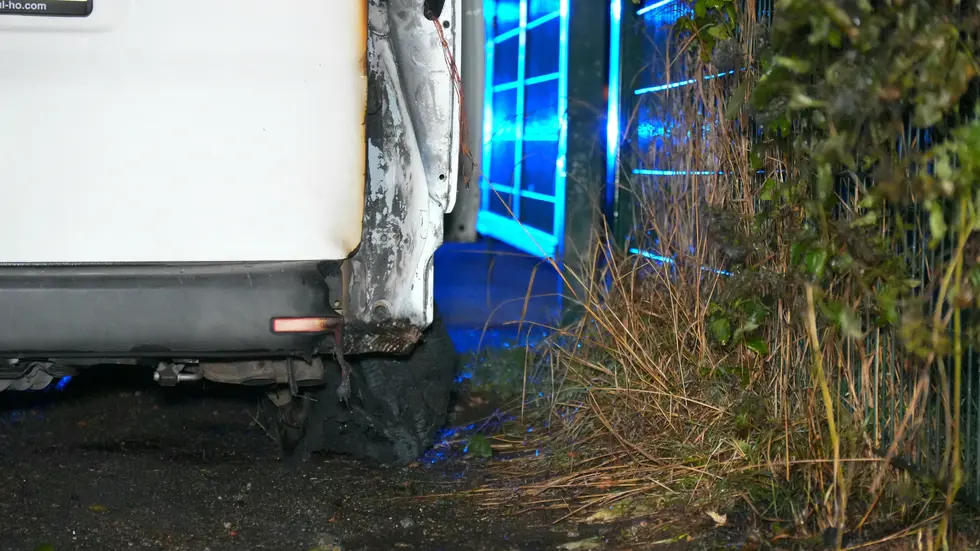 Der Transporter wurde rechts hinten schwer beschädigt. Der Transporter wurde rechts hinten schwer beschädigt.