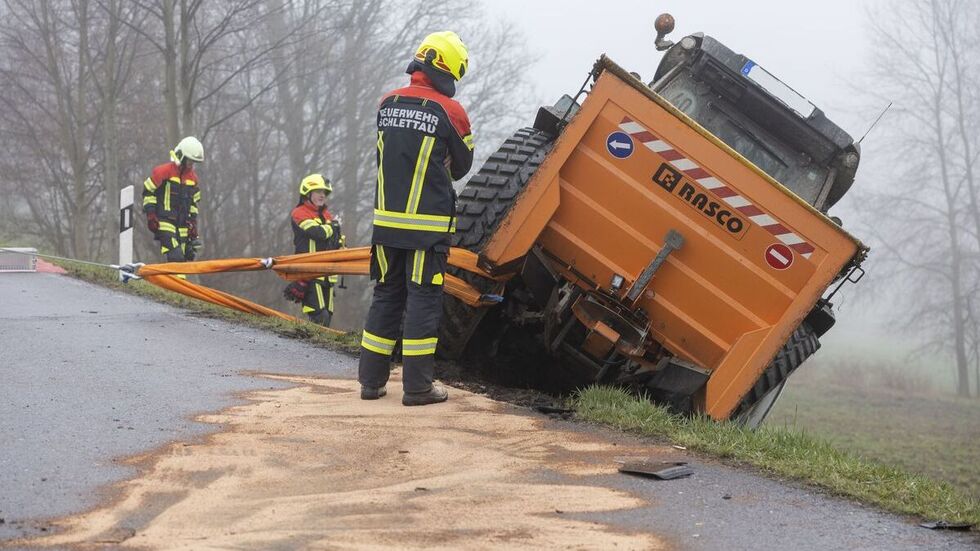 Feuerwehrleute sicherten den Traktor vor weiterem Abrutschen.