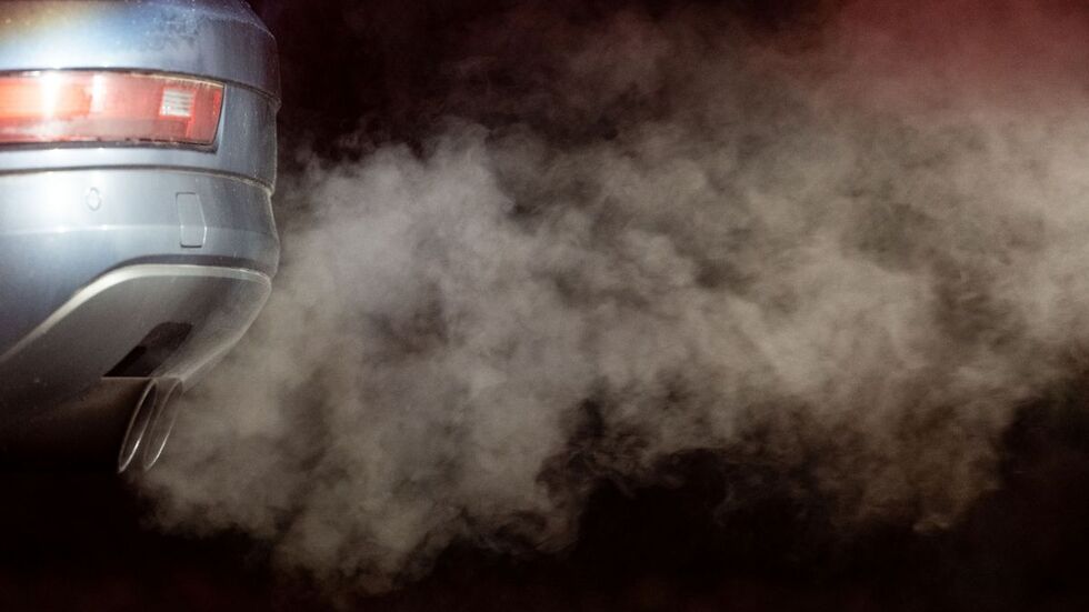 Abgase kommen aus dem Auspuff eines Autos.